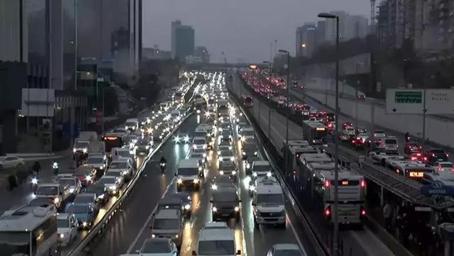 İstanbul'da haftanın ilk saatlerinde trafik felç oldu