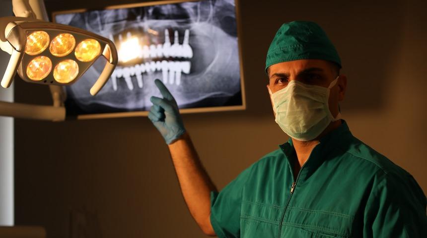 Uzmanından kritik uyarı: “Telefonlar çenenizi, bilgisayarlar dişlerinizi tehdit ediyor” Belirtileri sıraladı!