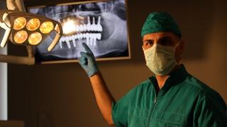 Uzmanından kritik uyarı: “Telefonlar çenenizi, bilgisayarlar dişlerinizi tehdit ediyor” Belirtileri sıraladı!