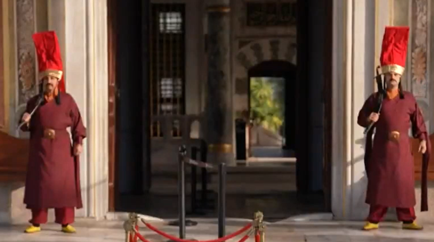 Topkapı Sarayı'nda Osmanlı ruhu: 'Silahtar' kıyafetli jandarma nöbette!