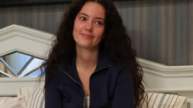 Anıl Altan ile boşanma iddiaları gündemdeydi! Pelin Akıl saçlarını kısacık kestirdi: Nasıl kıydın?