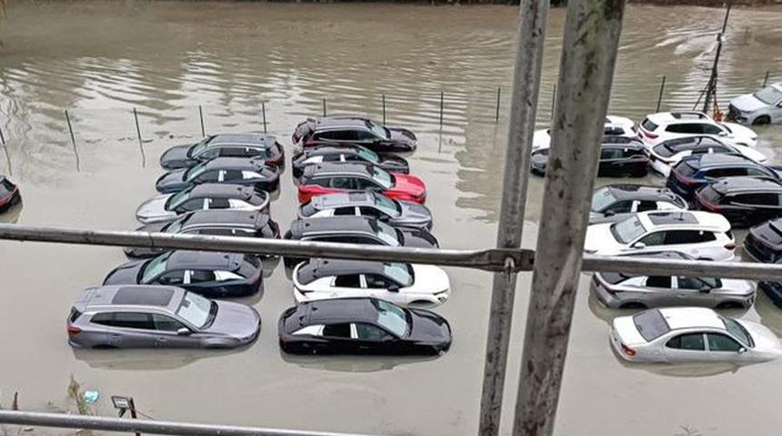 Görenlerin içi acıdı... İstanbul'un göbeğinde sıfır araçlar su altında kaldı! 