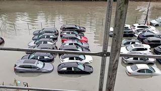 Görenlerin içi acıdı... İstanbul'un göbeğinde sıfır araçlar su altında kaldı! 