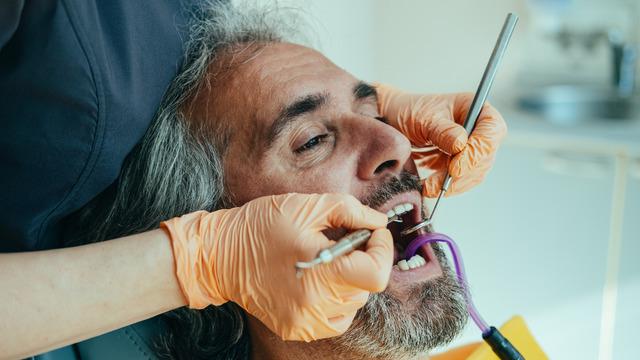 Diş ağrısıyla dişçiye gitti, prostat kanseri olduğunu öğrendi! Ağızda görülen bu semptomlara dikkat