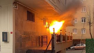 Avcılar'da korku dolu anlar! Elektrik panosu patlayınca tüm bina panik içinde dışarı kaçtı... 