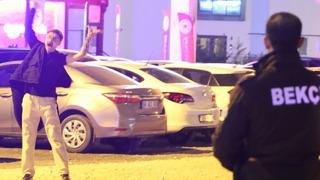 Ekmek bıçağıyla sokak ortasında dehşet: Kaybedecek bir şeyim yok diyen genç kendini yaraladı