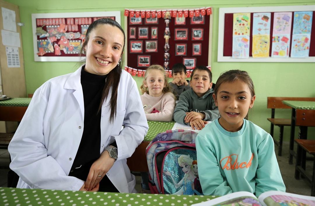 Muş'ta k&ouml;y okulunun tek &ouml;ğretmeni 8 &ouml;ğrencisine eğitim veriyor! Soba yakmayı ilk kez k&ouml;yde &ouml;ğrendi