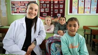 Muş'ta köy okulunun tek öğretmeni 8 öğrencisine eğitim veriyor! Soba yakmayı ilk kez köyde öğrendi