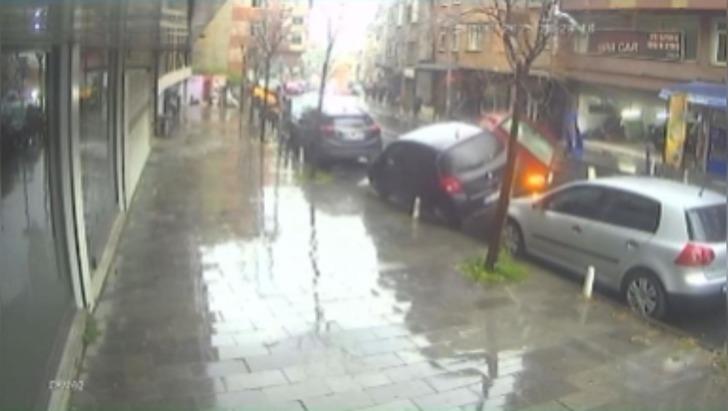 Direksiyon hakimiyetini kaybetti... Park halindeki araçlara çarpıp takla attı! Ortalık birbirine girerken korkunç anlar kameralara yansıdı G2