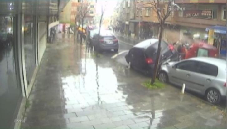 Direksiyon hakimiyetini kaybetti... Park halindeki araçlara çarpıp takla attı! Ortalık birbirine girerken korkunç anlar kameralara yansıdı G1