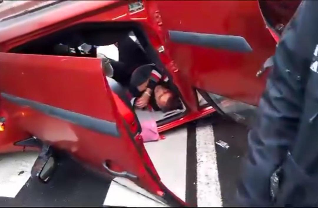 Direksiyon hakimiyetini kaybetti... Park halindeki ara&ccedil;lara &ccedil;arpıp takla attı! Ortalık birbirine girerken korkun&ccedil; anlar kameralara yansıdı