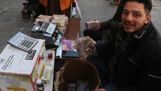 Sokağın ortasına tezgah açıp döviz bozmaya başladılar! Her 5 metrede 1 sarraf var! 'Dolar Suriye lirasının karşısında değer kaybetti'