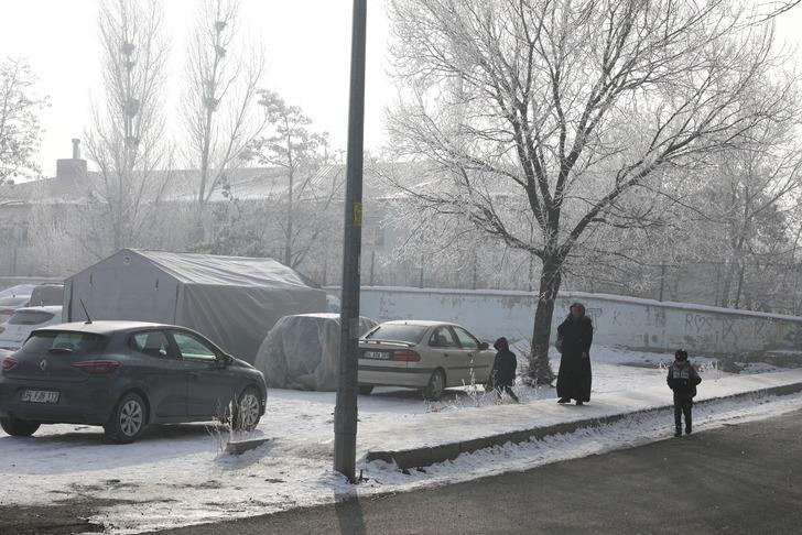 -18 dereceyi gördü, Nehirler buz tuttu! Araçlarını korumak isteyenler çareyi battaniyede buldu G1