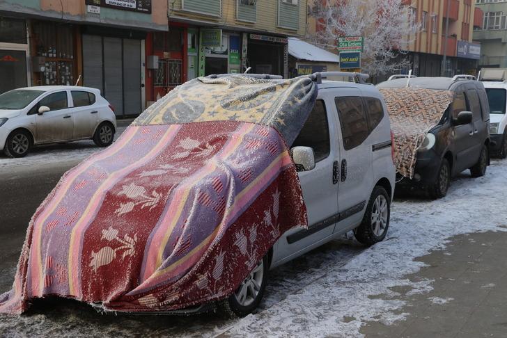 -18 dereceyi gördü, Nehirler buz tuttu! Araçlarını korumak isteyenler çareyi battaniyede buldu G2
