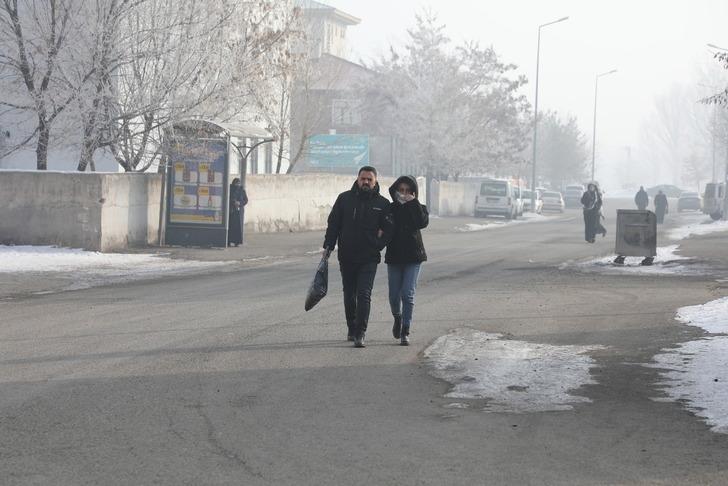 -18 dereceyi gördü, Nehirler buz tuttu! Araçlarını korumak isteyenler çareyi battaniyede buldu G3