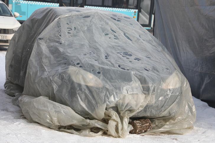 -18 dereceyi gördü, Nehirler buz tuttu! Araçlarını korumak isteyenler çareyi battaniyede buldu G4