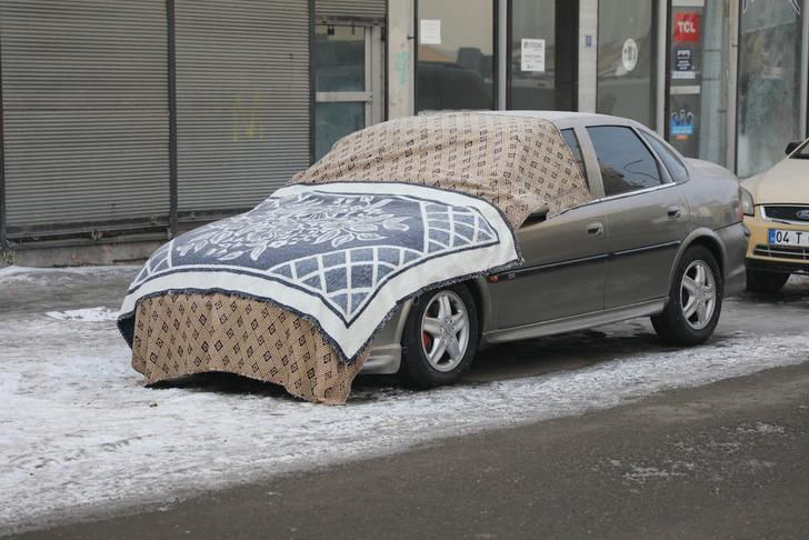 -18 dereceyi gördü, Nehirler buz tuttu! Araçlarını korumak isteyenler çareyi battaniyede buldu G5