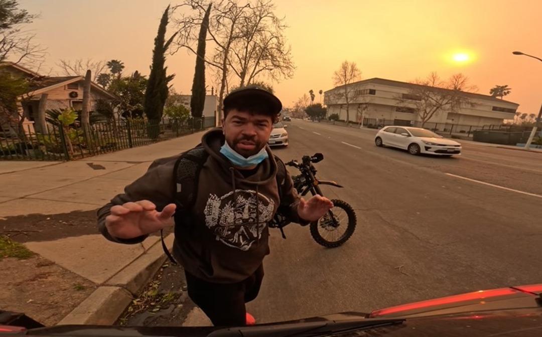 Herkes ka&ccedil;arken o bile isteye yangına gitti! YouTuber elektrikli bisikletiyle yangın b&ouml;lgesini g&ouml;sterdi: "Kıyamet sahnesi gibi"