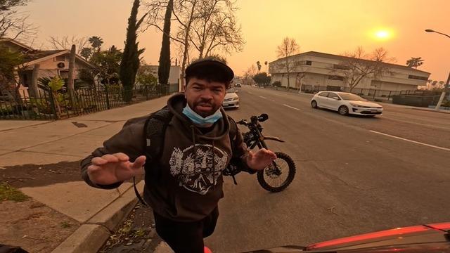 Herkes kaçarken o bile isteye yangına gitti! YouTuber elektrikli bisikletiyle yangın bölgesini gösterdi: Kıyamet sahnesi gibi