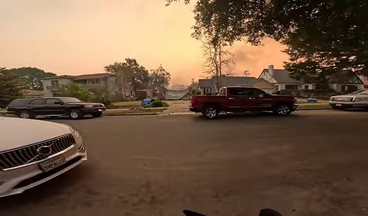 Herkes kaçarken o bile isteye yangına gitti! YouTuber elektrikli bisikletiyle yangın bölgesini gösterdi: "Kıyamet sahnesi gibi" G1