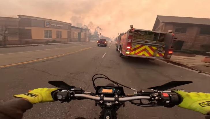 Herkes kaçarken o bile isteye yangına gitti! YouTuber elektrikli bisikletiyle yangın bölgesini gösterdi: "Kıyamet sahnesi gibi" G2