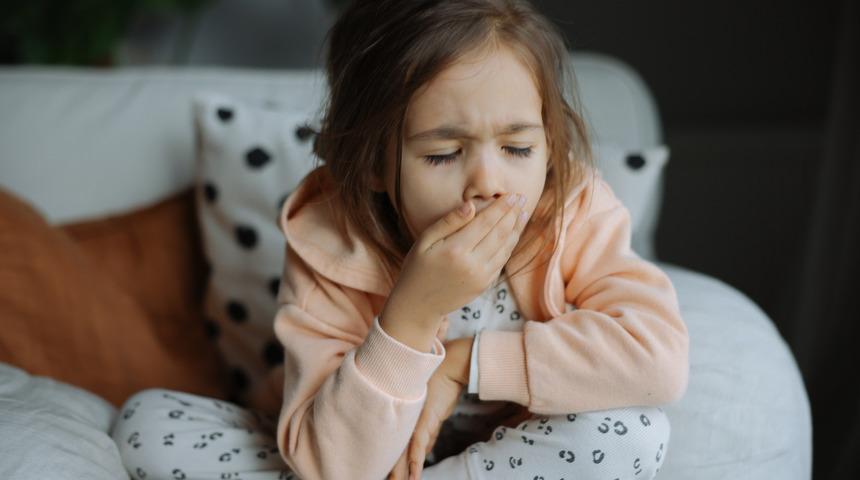 Çocuklarda haftalarca süren öksürüğe dikkat! Altta yatan bir soruna işaret olabilir
