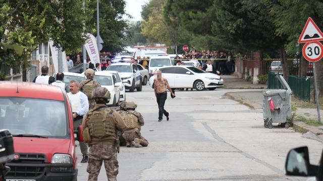 Yine dehşet saçtı! Eski polis, sevgilisini boğazından defalarca bıçakladı