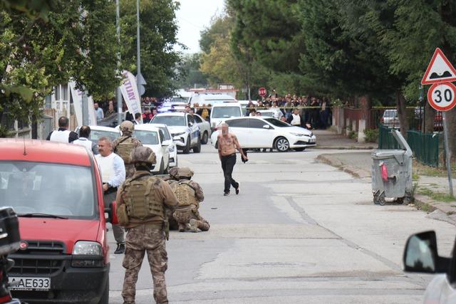 Yine dehşet saçtı! Eski polis, sevgilisini boğazından defalarca bıçakladı