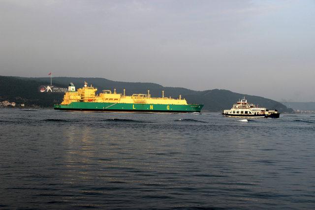 Doğal gaz tankerinin ge&ccedil;işi sırasında Boğaz kapatıldı 1