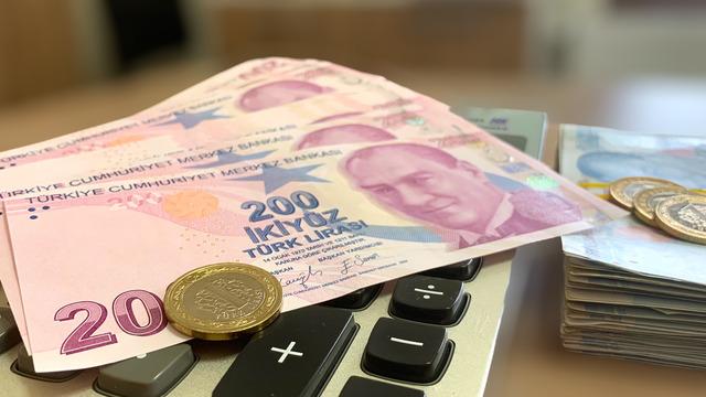 Emekliler zamlı maaşlara kilitlendi! Zam farkının yatacağı tarih netleşiyor