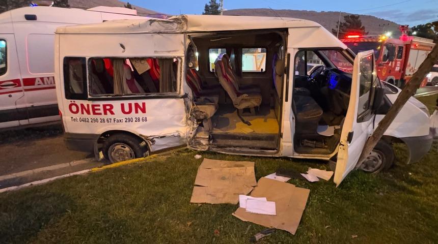 Mardin'de işçi servisi ve kamyonun çarpıştığı kazada 11 kişi yaralandı