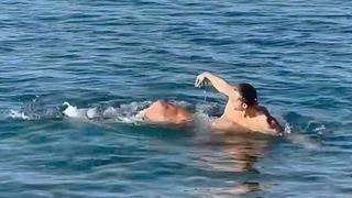 Denizde zor anlar! Yüzerken bir anda saldırıya uğradı... Beni suyun içine doğru çekti