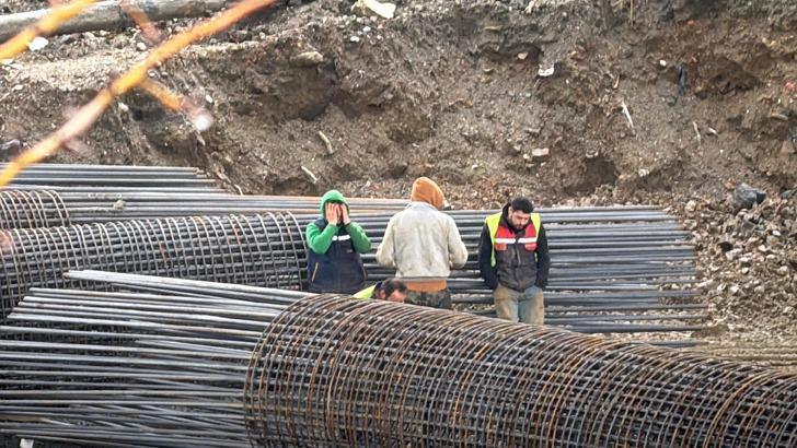 1 ton ağırlığındaki kepçe kovası başından aşağı düştü! İnşaat işçisi feci şekilde can verdi...  G4