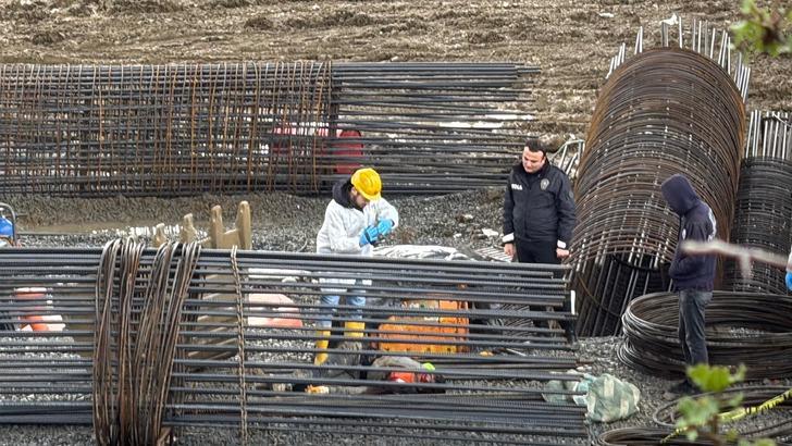 1 ton ağırlığındaki kepçe kovası başından aşağı düştü! İnşaat işçisi feci şekilde can verdi...  G2