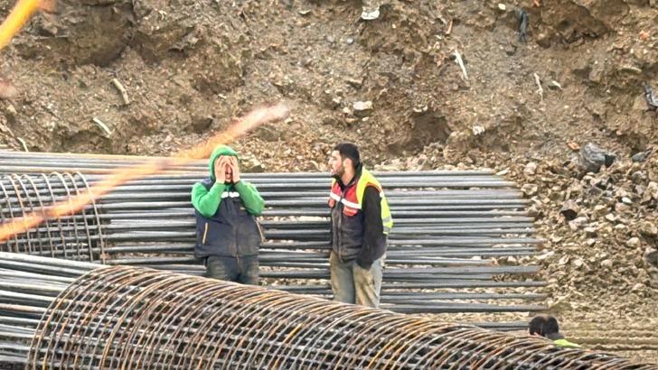 1 ton ağırlığındaki kepçe kovası başından aşağı düştü! İnşaat işçisi feci şekilde can verdi...  G1