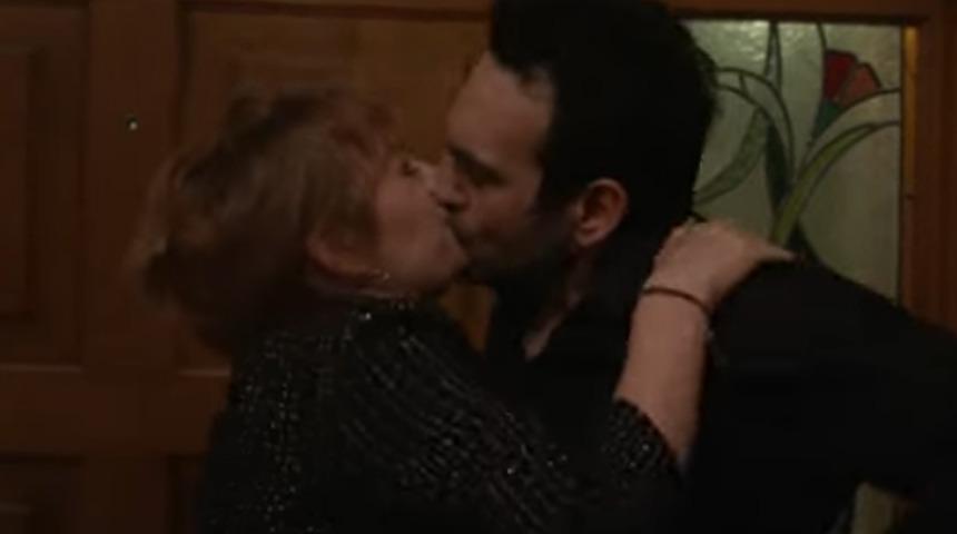 Bahar 31. bölümde Bahar ve Evren öpüştü sosyal medya yıkıldı! "Bu kadar ateşli beklemiyordum"