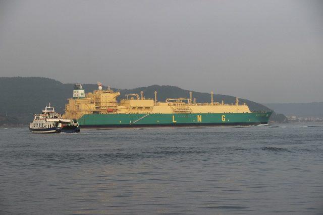 Doğalgaz tankeri Çanakkale Boğazı’ndan geçti