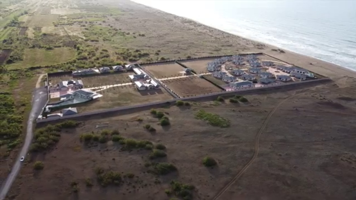 34 ev, sosyal tesis vardı! Sahildeki o tatil köyü yıkıldı... Duvara tırmanarak içeri girdiler, işte son hali G1