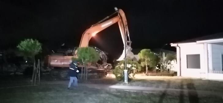 34 ev, sosyal tesis vardı! Sahildeki o tatil köyü yıkıldı... Duvara tırmanarak içeri girdiler, işte son hali G5