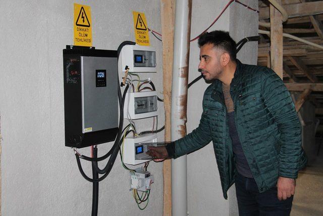 Güneş enerjisi ile evinin elektrik ihtiyacını karşılıyor