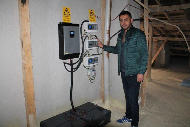 Güneş enerjisi ile evinin elektrik ihtiyacını karşılıyor