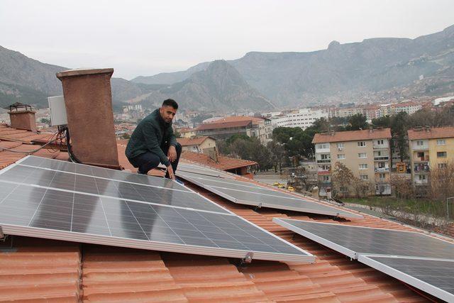 Güneş enerjisi ile evinin elektrik ihtiyacını karşılıyor