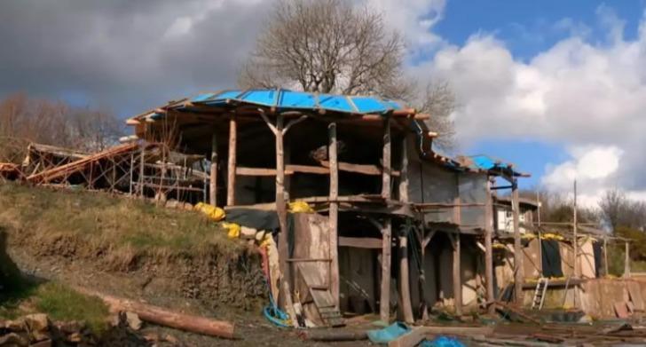 İngiltere'nin en ucuz evini geri dönüştürülmüş malzemelerden yaptılar! Sadece 27 bin sterlin (1.171.767 TL) değerindeki ev yanarak kül oldu G4