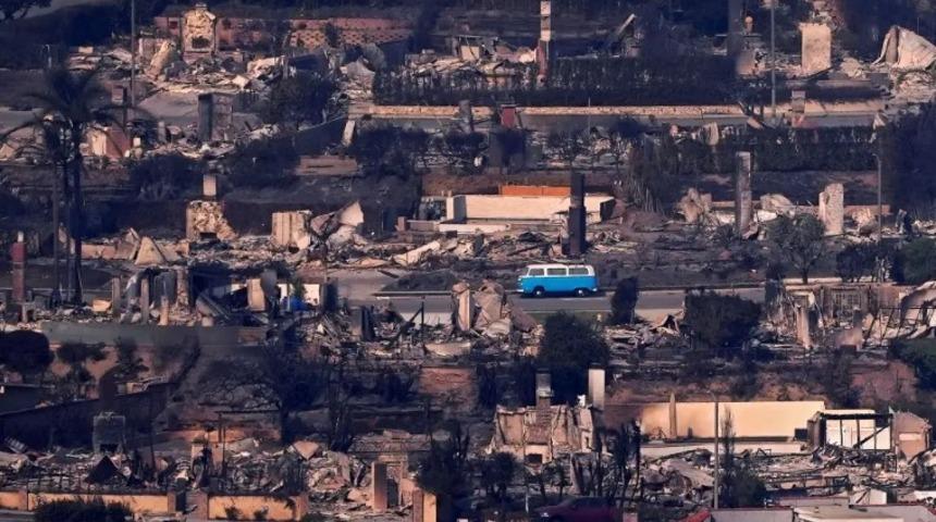 Çevresindeki her şey küle döndü, bir tek o kurtuldu! Mavi arabanın sırrı ortaya çıktı: Sahibi bile şaşkınlığını gizleyemedi