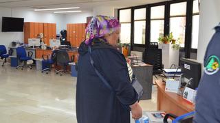 Zabıta ekiplerine yakalanınca ne yapacağını şaşırdı! Kesilen cezadan fazlasını cami önünde 2 saatte toplamış... 