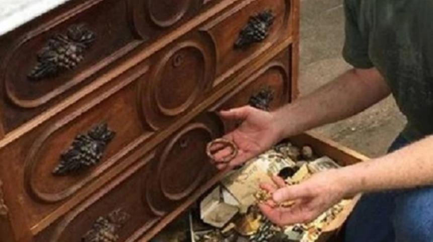 Yıllardır kilitli olan dolabın çekmecesini açtığında karşılaştığı manzaraya inanamadı! "Yanlışlıkla bulunca mutlu oldum"