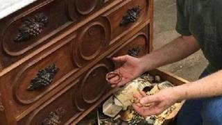 Yıllardır kilitli olan dolabın çekmecesini açtığında karşılaştığı manzaraya inanamadı! Yanlışlıkla bulunca mutlu oldum