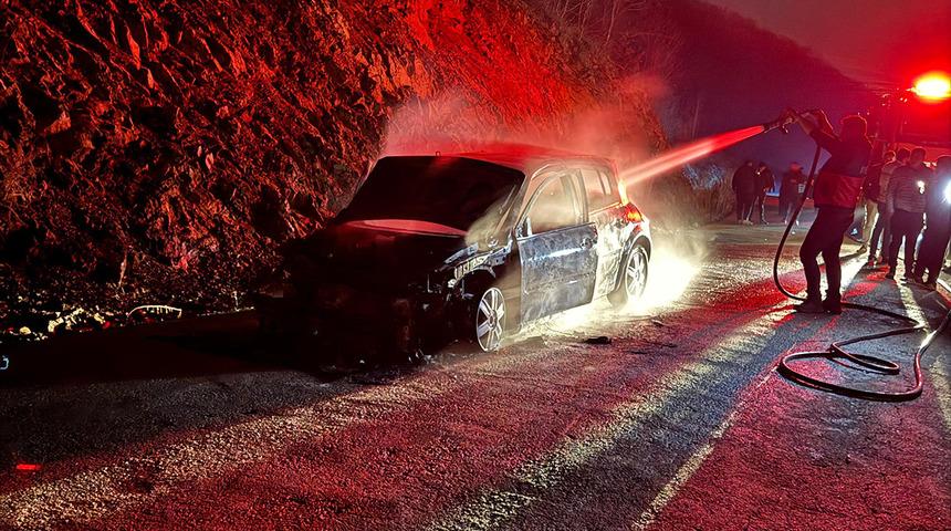 Yolun ortasında alev alev yandı! Osmaniye'de seyir halindeki otomobil küle döndü