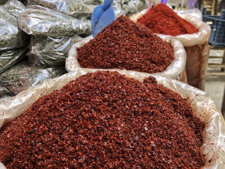 Bakanlığın listesinde yine baharat yine bitkisel macun! Bu sefer yasaklı boya kullanmışlar... Ünlü baklavacı da yerini aldı! G2