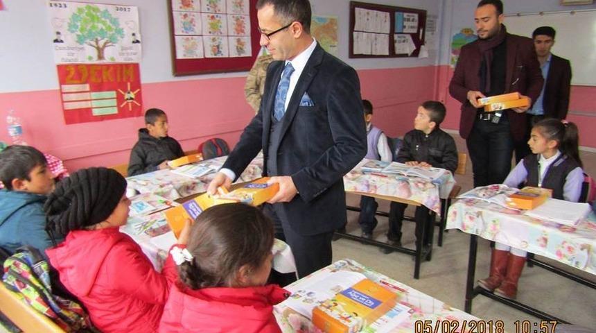 Kaymakam Ko&ccedil; &ouml;ğrencilere diş bakım seti dağıttı